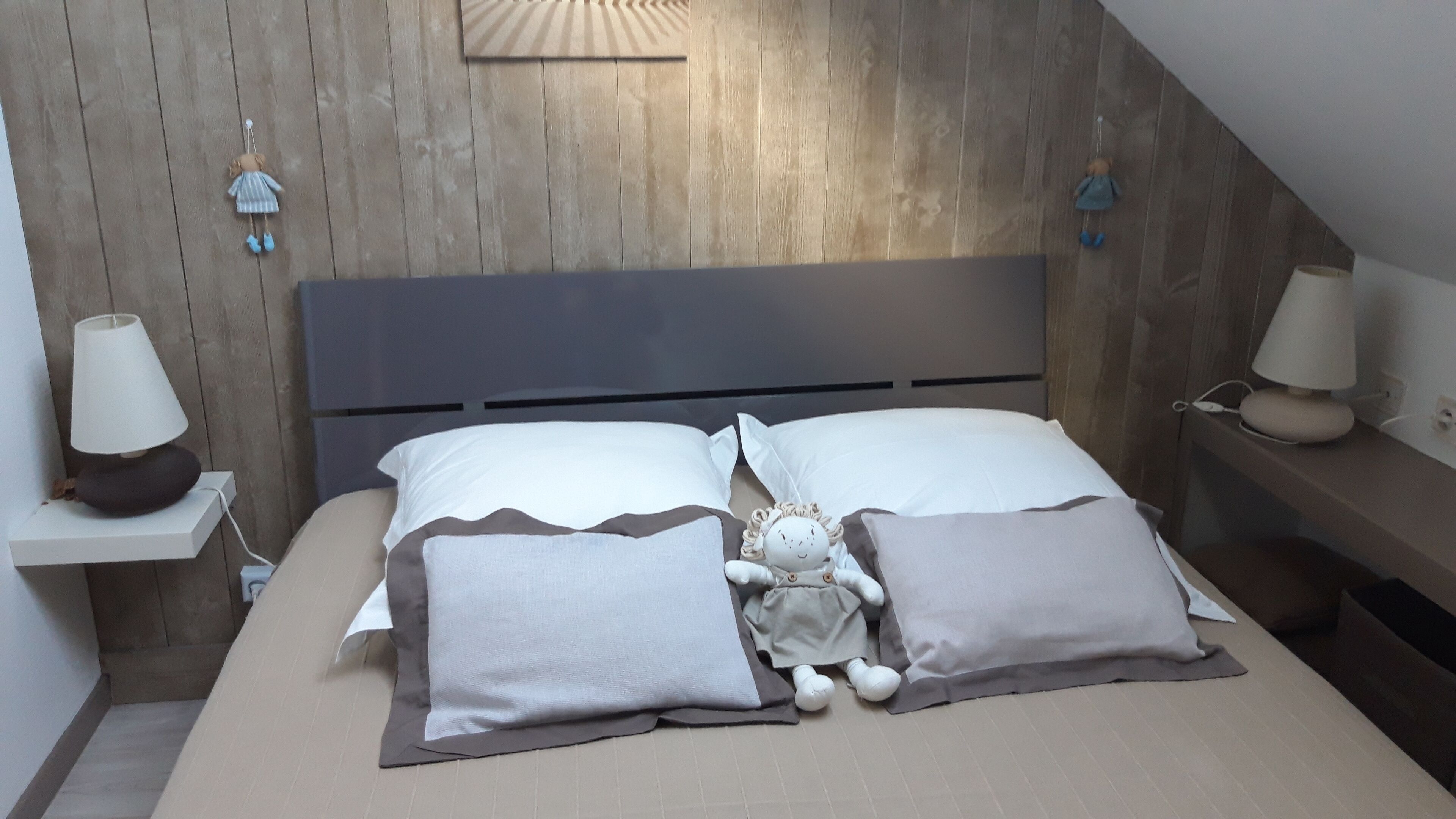 2 dormitoris, planxa i posts de planxar i un bressol de viatge 