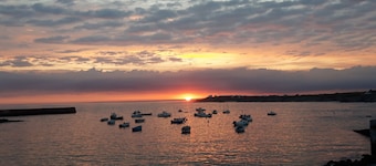 Fisherman's house, on the port of Kerroch, 3 minutes' walk from the beach!