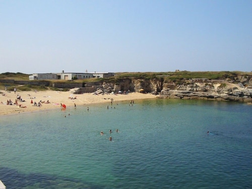 Fisherman's house, on the port of Kerroch, 3 minutes' walk from the beach!