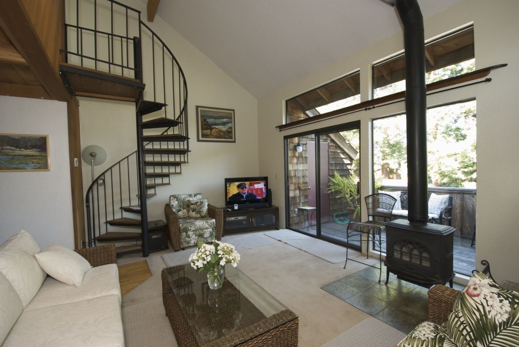 Smart-tv, een open haard en een dvd-speler