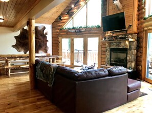 Smart TV, fireplace, DVD player, table tennis - New Listing!Beautiful Log Cabin near Devil`s Lake. (baraboo)