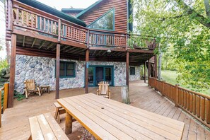 Outdoor dining - Beautiful Log Cabin Near Devil’s Lake (baraboo)
