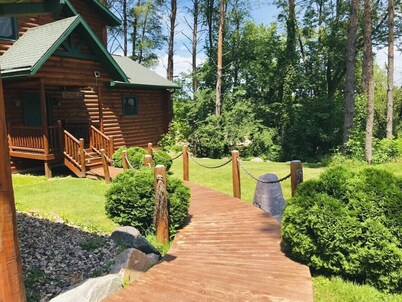 New Listing!Beautiful Log Cabin near Devil`s Lake.