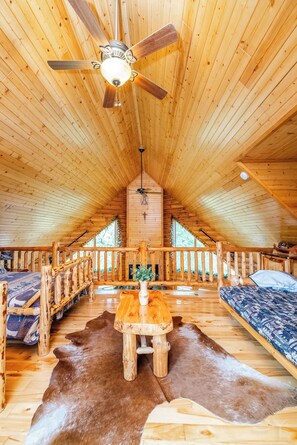 4 bedrooms, iron/ironing board, WiFi, bed sheets - Beautiful Log Cabin Near Devil’s Lake (baraboo)