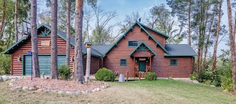 Beautiful Log Cabin Near Devil’s Lake