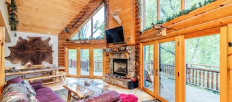 Beautiful Log Cabin Near Devil’s Lake