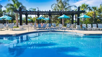 Una piscina al aire libre, una piscina climatizada