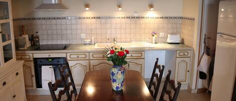 Jääkaappi, mikroaaltouuni, uuni, kahvin-/teenkeitin