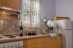 Réfrigérateur, four, plaque de cuisson, bouilloire électrique