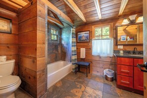 Duschwanne, Haartrockner, Fußbodenheizung (Badezimmer), Handtücher