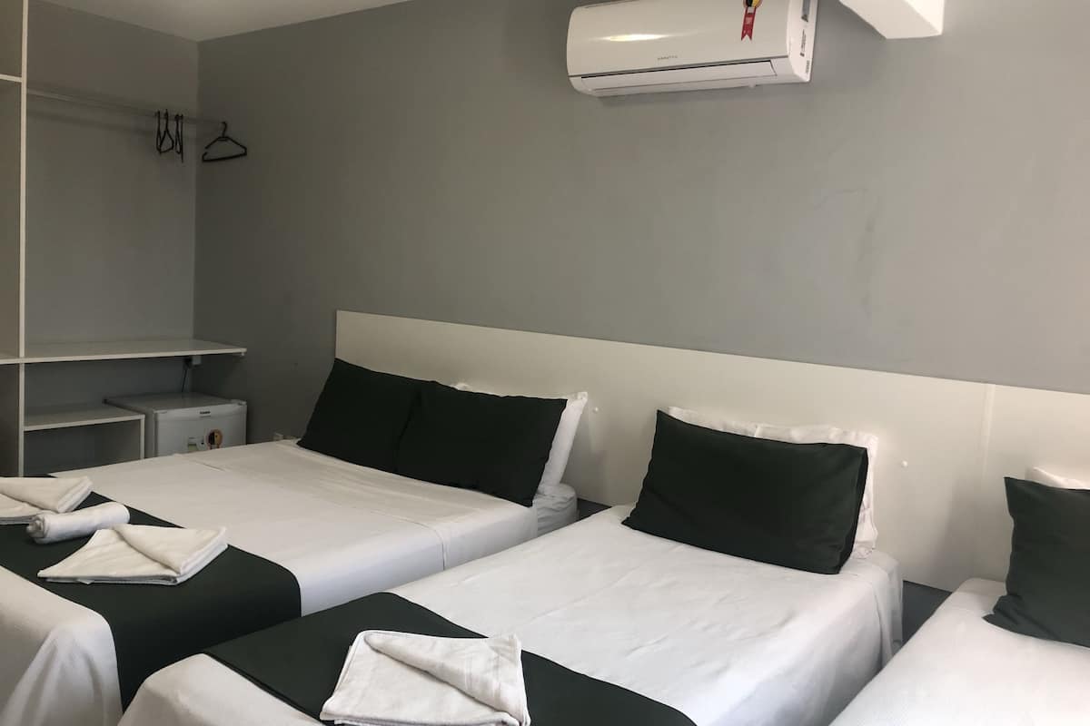 Camera tripla, letti multipli, non fumatori | Minibar, Wi-Fi gratuito, lenzuola