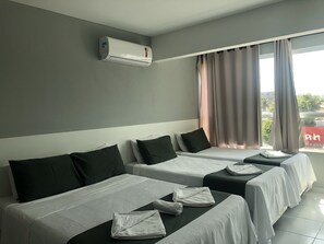 Habitación cuádruple, varias camas, no fumadores | Minibar, wifi gratis, ropa de cama