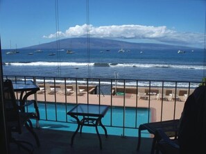 Een buitenzwembad, een verwarmd zwembad