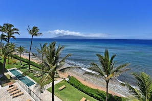 Sur la plage, chaise longue, serviettes de plage