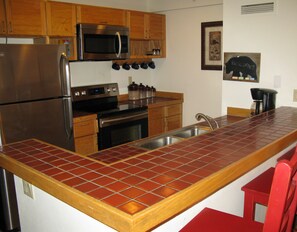 Réfrigérateur, four à micro-ondes, un four, surface de cuisson