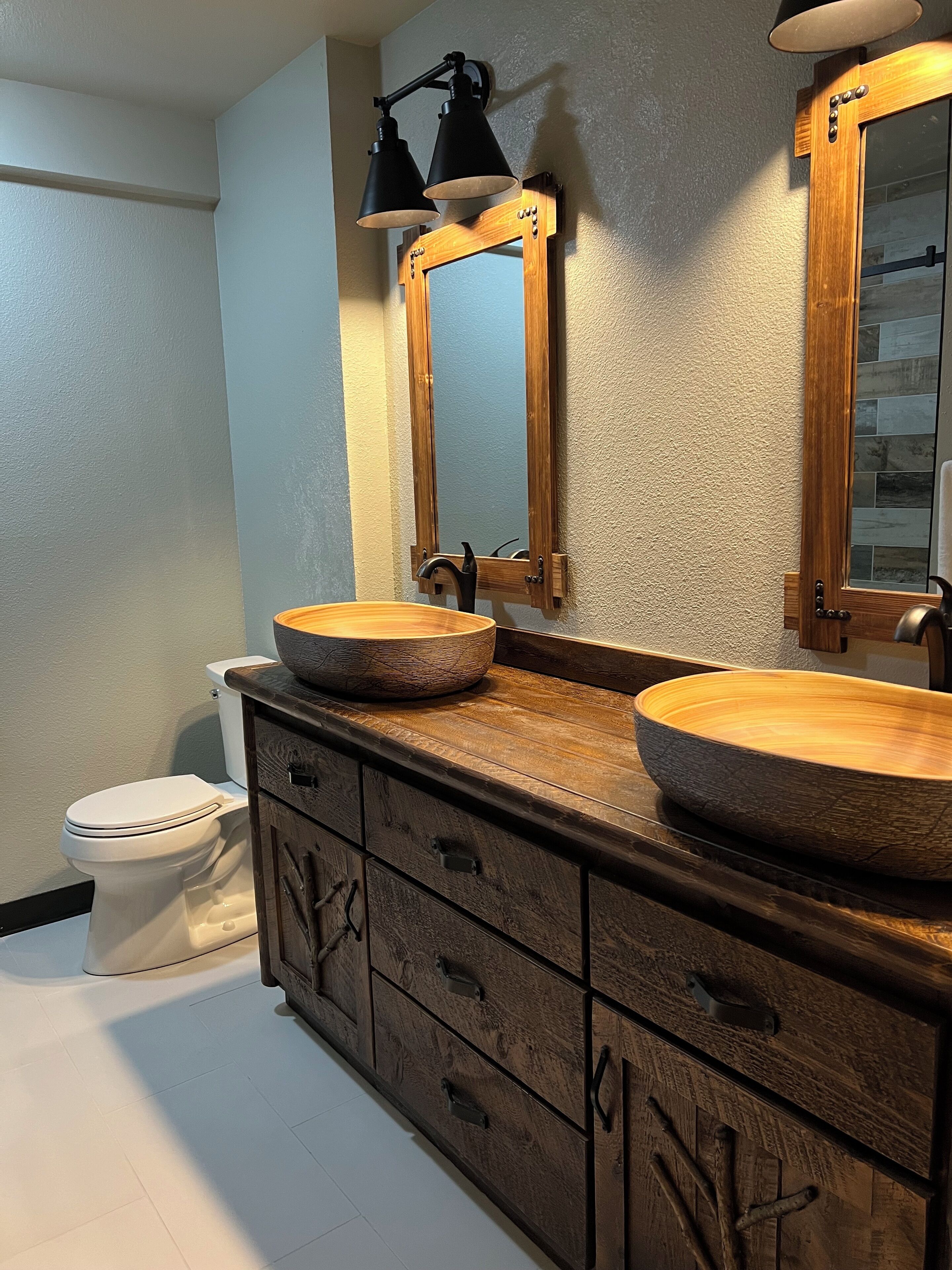 Combined shower/tub, hair dryer, towels, shampoo
