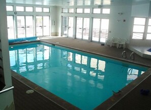 Una piscina cubierta, una piscina climatizada