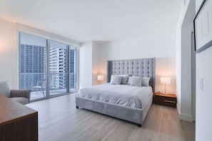 3 habitaciones, tabla de planchar con plancha, wifi y ropa de cama 