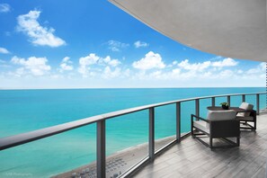 Property grounds - Oceanfront condo w/ pools & hot tub (Hollywood)