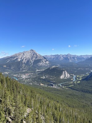 Douche, sĂšche-cheveux, serviettes fournies, savon