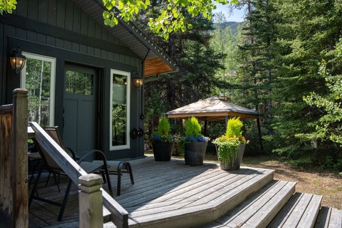 Banff's Finest Guest Studio   Glacier Studios