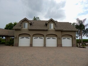 Exterior - SLEEP IN THE VINES! Perfect for 2 − 4 people! (Temecula)