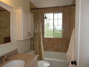 Combined shower/bathtub, hair dryer, towels