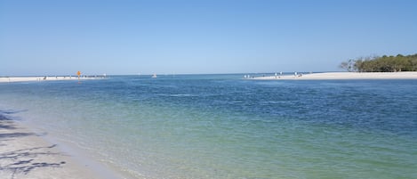 Una playa cerca, sillas reclinables de playa, toallas de playa