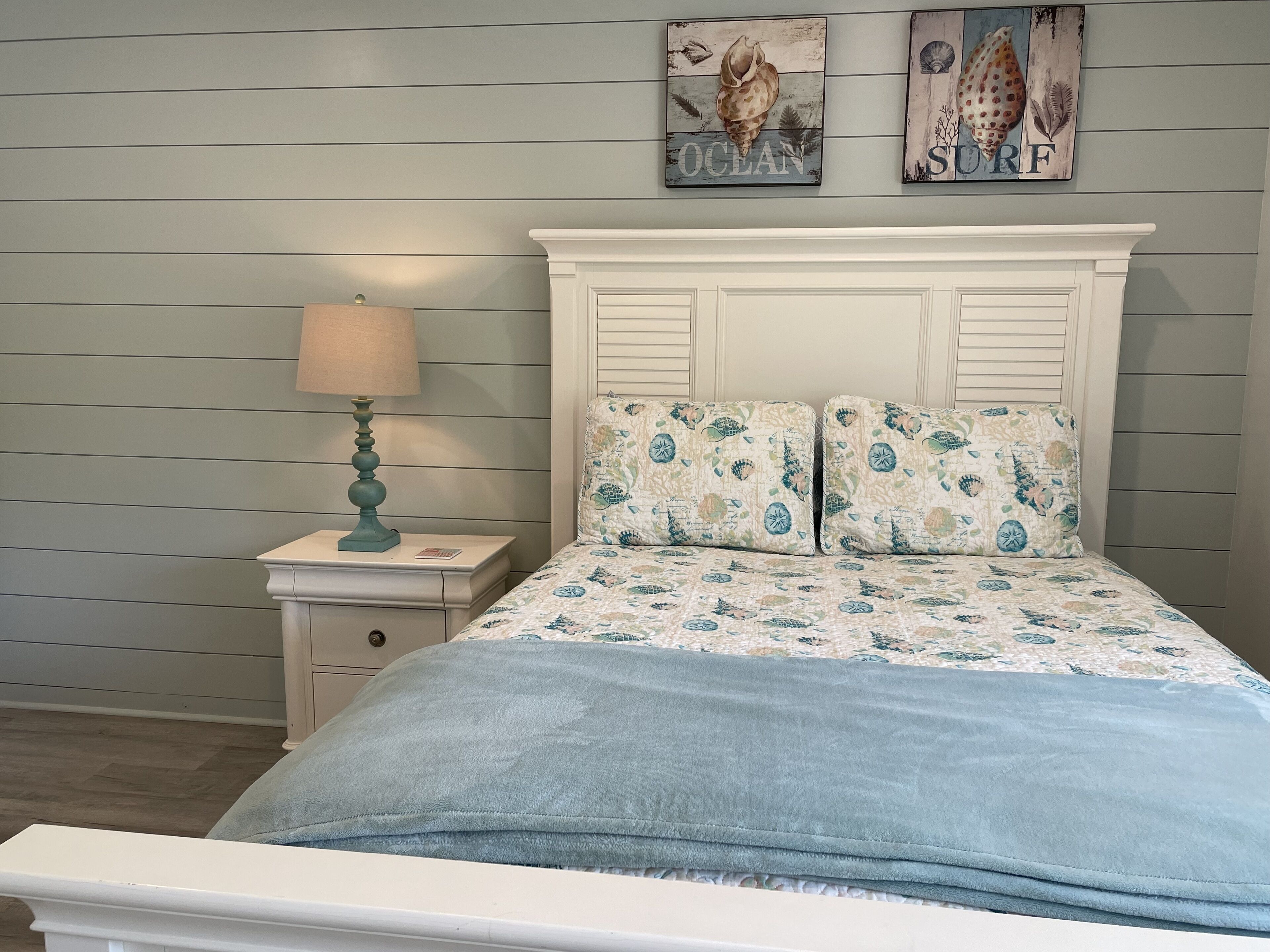 Guest room queen bed
