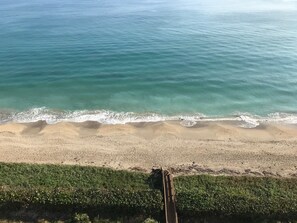 Plage, chaises longues, serviettes de plage