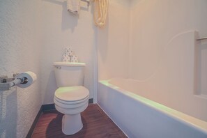Room, 2 Double Beds | Bathroom | Free toiletries, hair dryer, towels - OYO Hotel Kingsville Hwy 77 (Kingsville)