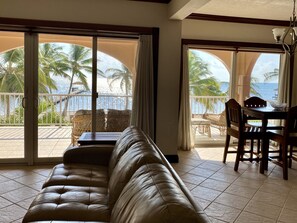 Smart-TV, DVD-spiller, bøker og kontorer