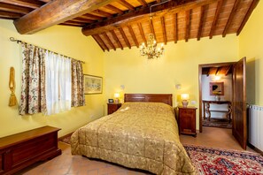 3 bedrooms, iron/ironing board, free WiFi, bed sheets - Casa Emma, Near Cortona, Private Pool. BBQ, Stunning views, BBand,Relax, enjoy! (Cortona)