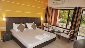 Luxe tweepersoonskamer, 1 kingsize bed, roken, uitzicht op tuin | Bedden met traagschuimmatras, een bureau, een laptopwerkplek