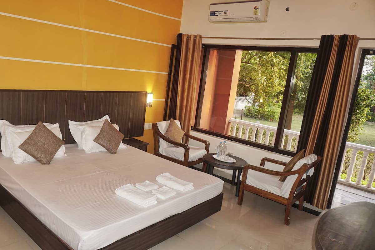 Habitación de lujo doble, 1 cama de matrimonio grande, fumadores, vistas al jardín | Colchones viscoelásticos y escritorio