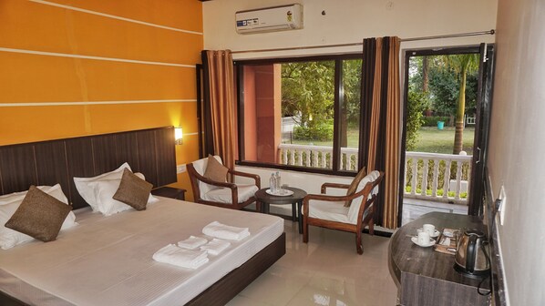 Habitación de lujo doble, 1 cama de matrimonio grande, fumadores, vistas al jardín | Colchones viscoelásticos y escritorio