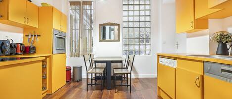 ثلاجة، ميكروويف، غسالة أطباق، ماكينة لصنع القهوة/الشاي