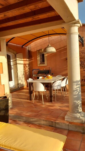 Outdoor dining - Provencal villa with swimming pool, pool table and table tennis. (Châteaurenard)