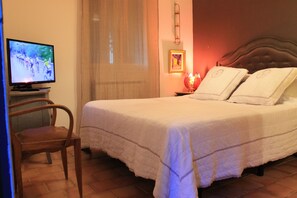 3 slaapkamers, een strijkplank/strijkijzer, reisbedje, gratis wifi