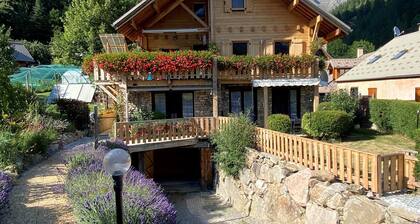 3 *, spacious cottage, on the ground floor of the chalet with superb view of the Réallon valley,