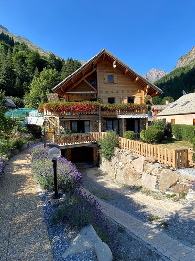 3 *, spacious cottage, on the ground floor of the chalet with superb view of the Réallon valley,