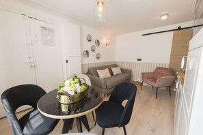 テレビ、DVD プレーヤー