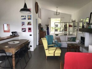 Televisión, chimenea y estéreo 