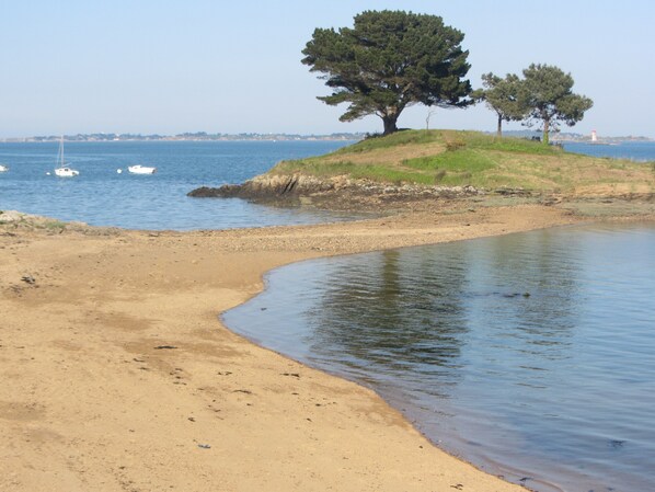 On the beach, sun loungers - Single Storey house, two bedrooms, GR34, TV, WIFI, sea peach (Pleubian)