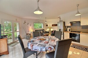 Fridge, microwave, oven, stovetop - Single Storey house, two bedrooms, GR34, TV, WIFI, sea peach (Pleubian)