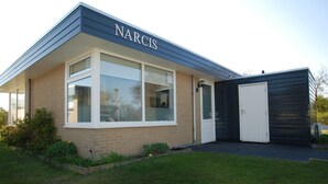 Rakennuksessa on kyltti, jossa lukee: ”NARCIS”.