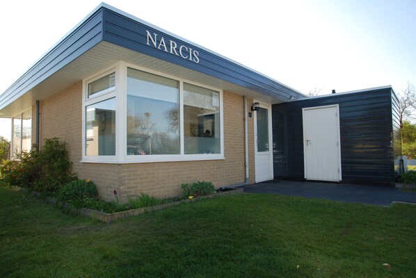 A building with a sign reading "NARCIS".