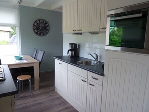 Fridge, microwave, oven, stovetop - Modern bungalow with parking, large garden, short by the sea, pets allowed (Sint Maartensvlotbrug)