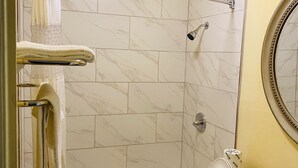 A bathroom with a bathtub, toilet, and shower. - Highlander Motel (Athens)