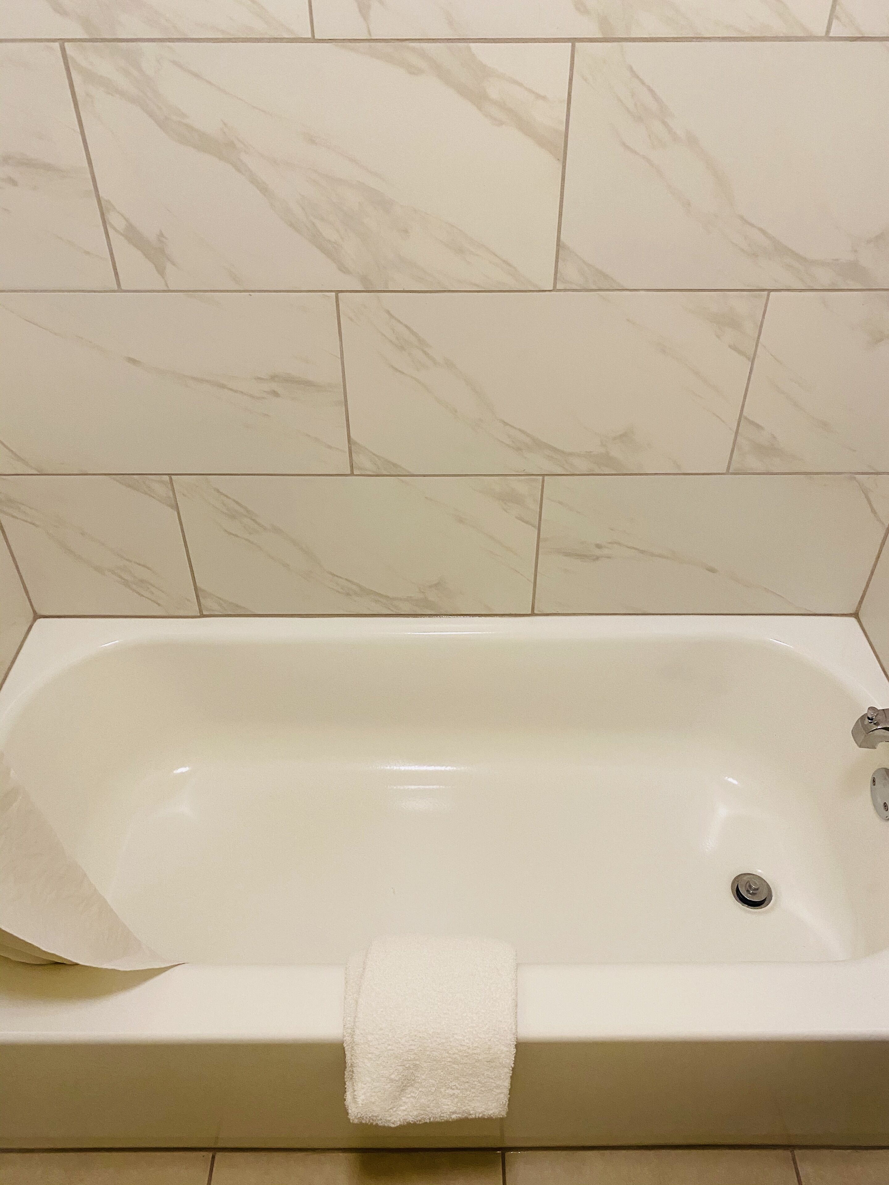 Combined shower/tub, free toiletries, towels